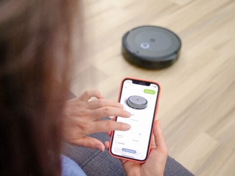 Vacuum cleaner Smart Technologies: robot vacuum managed with smartphone